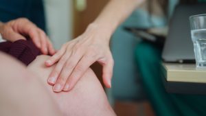 Swelling On Side Of Knee Cause | Arthritis Knee Pain Centers