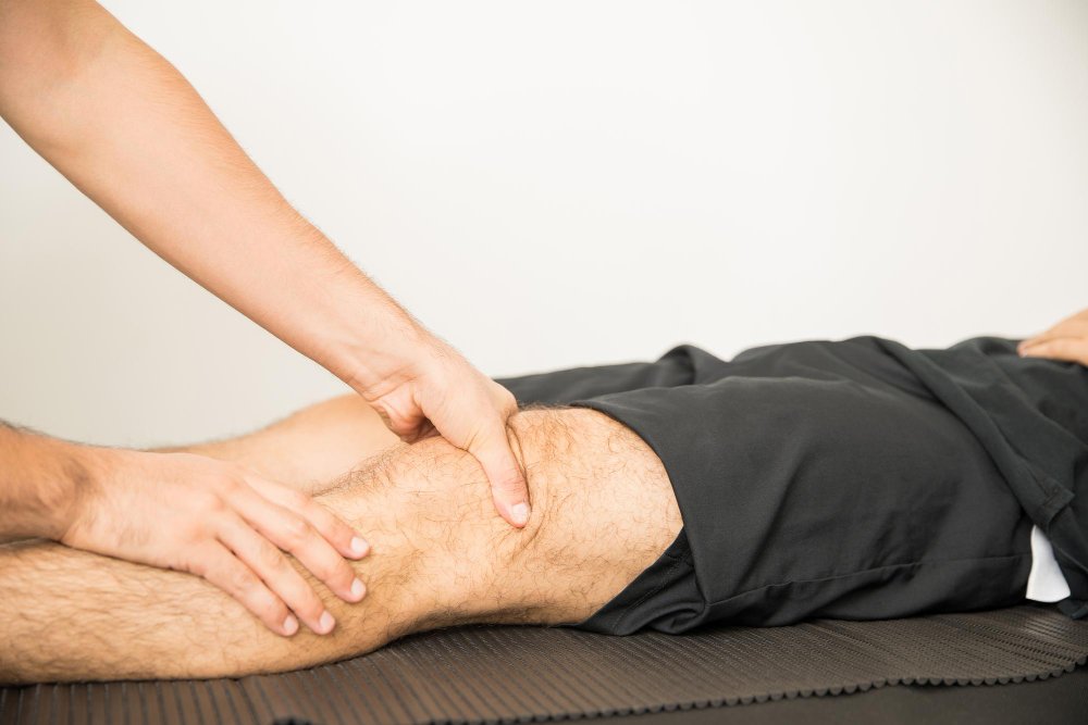 Physical therapist helping a patient manage Baker’s cyst knee pain through movement and rehabilitation exercises.